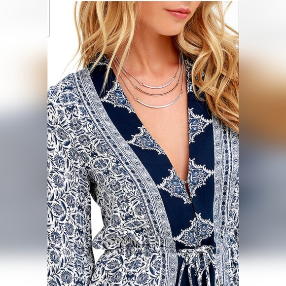 LULU'S Many Moons Ivory and Navy Blue/White Floral Print Short Romper. XS NWT - Picture 6 of 16